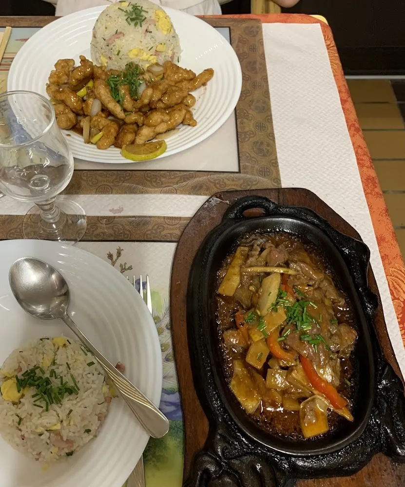 Poulet Pané Au Citron Bœuf Au Saté Accompagnés de Riz Cantonnais